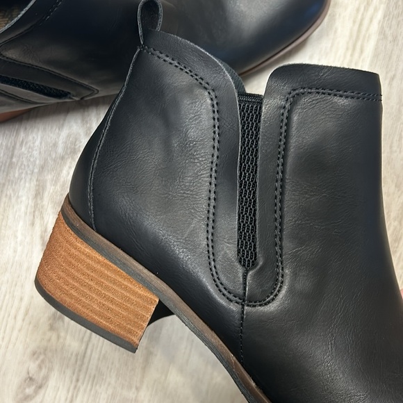 New KORKS by Kork-Ease Women's Slip-On Chelsea Comfort Lug Boot / Black Nubuck - Picture 3 of 11